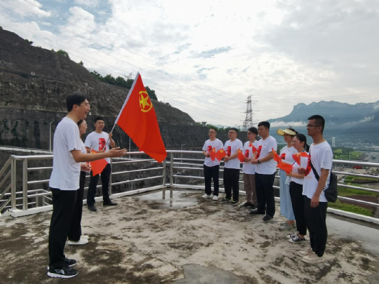 切记首脑嘱托、传承三峡精神，，，，，，争做奋进“两翼齐飞”突击队 